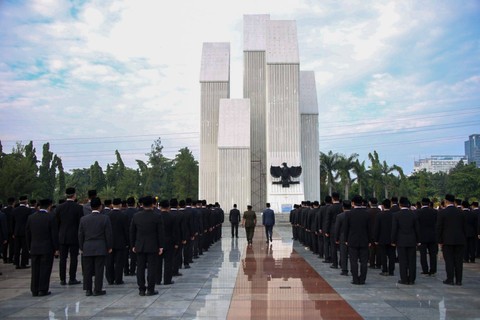 Penjabat Gubernur DKI Jakarta Heru Budi Hartono berziarah ke sejumlah makam pahlawan nasional menjelang Hari Ulang Tahun (HUT) DKI ke-496, Sabtu (17/6). Foto: Dok. Humas Pemprov DKI