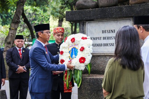 Penjabat Gubernur DKI Jakarta Heru Budi Hartono berziarah ke sejumlah makam pahlawan nasional menjelang Hari Ulang Tahun (HUT) DKI ke-496, Sabtu (17/6). Foto: Dok. Humas Pemprov DKI