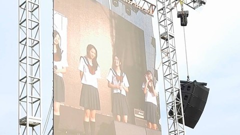 JKT48 di Pesta Bebas Berselancar. Foto: Alexander Vito/kumparan