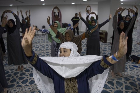 Jemaah lansia kloter SOC 20 mengikuti senam di Hotel Bilal Sektor 10, Mekah, Arab Saudi, Sabtu (17/6/2023).  Foto: Wahyu Putro A/ANTARA FOTO