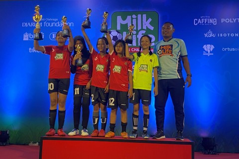 SDN 1 Pegawang raih juara satu Skill Challenge Three on Three di turnamen MilkLife Soccer Challenge, Kudus, Sabtu (17/6/2023). Foto: Antika Fahira/kumparan