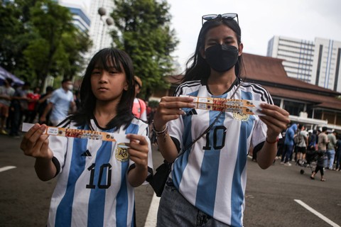 Calon penonton menunjukkan tiket pertandingan sepak bola Timnas Indonesia melawan Argentina di Jakarta, Sabtu (17/6/2023).  Foto: Fauzan/ANTARA FOTO