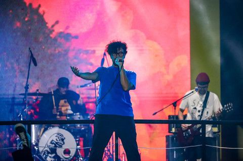 Penampilan band Morfem di Panggung Berselancar pada konser Pesta Bebas Berselancar (PBB) di Stadion Pakansari, Bogor, Sabtu (17/6/2023). Foto: Jamal Ramadhan/kumparan