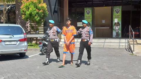 Polresta Sidoarjo mengamankan seorang pemuda berinisial RMF (21) yang telah menganiaya dan mencuri harta milik cewek open BO.   Foto: Polresta Sidoarjo