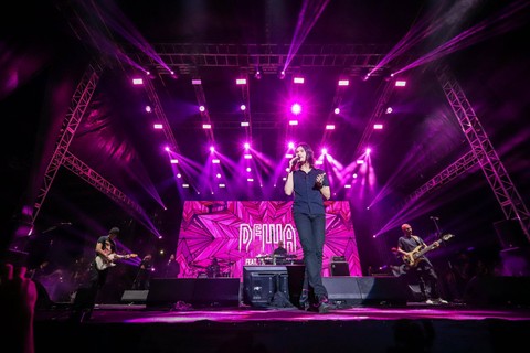 Dewa 19 tampil di 'Panggung Sekjen' pada konser Pesta Bebas Berselancar (PBB) di Stadion Pakansari, Bogor, Sabtu (17/6/2023). Foto: Jamal Ramadhan/kumparan