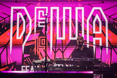 Dewa 19 tampil di 'Panggung Sekjen' pada konser Pesta Bebas Berselancar (PBB) di Stadion Pakansari, Bogor, Sabtu (17/6/2023).   Foto: Jamal Ramadhan/kumparan