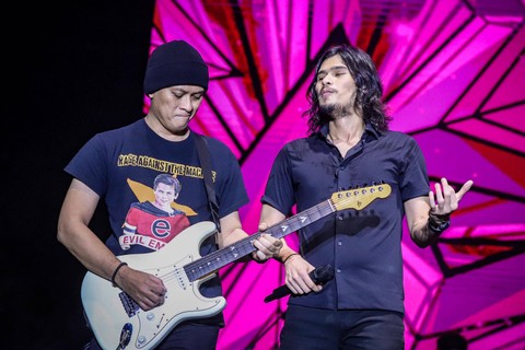 Dewa 19 tampil di 'Panggung Sekjen' pada konser Pesta Bebas Berselancar (PBB) di Stadion Pakansari, Bogor, Sabtu (17/6/2023).   Foto: Jamal Ramadhan/kumparan