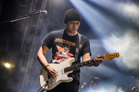 Dewa 19 tampil di 'Panggung Sekjen' pada konser Pesta Bebas Berselancar (PBB) di Stadion Pakansari, Bogor, Sabtu (17/6/2023).   Foto: Jamal Ramadhan/kumparan