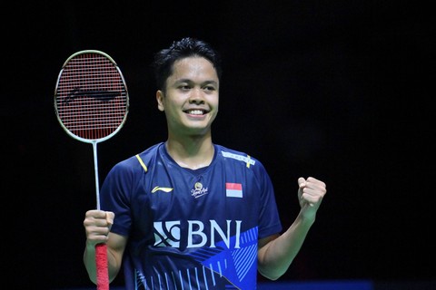 Tunggal putra Indonesia Anthony Sinisuka Ginting saat melawan tunggal putra China Li Shi Feng dalam babak semifinal Indonesia Open 2023 di Istora Senayan, Jakarta, Sabtu (17/6/2023). Foto: M Risyal Hidayat/ANTARA FOTO