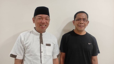 Jemaah haji dari embarkasi Solo (SOC) 50 memutuskan untuk makan bersama di lorong depan kamar mereka. Foto: Ahmad Romadoni/kumparan