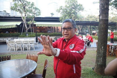 Sekjen Partai Demokrasi Indonesia Perjuangan (PDIP) Hasto Kristiyanto tiba di Pelataran Senayan lokasi pertemuan Puan Maharani bersama Ketua Umum Demokrat Agus Harimurti Yudhoyono (AHY).   Foto: Aditia Noviansyah/kumparan
