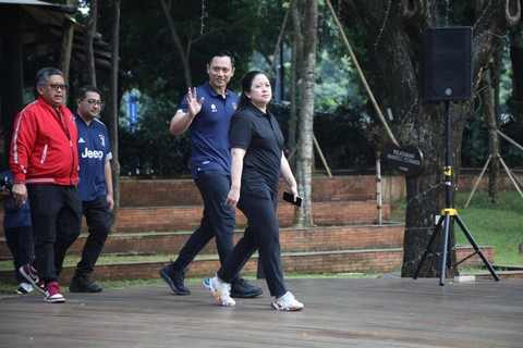 Ketua DPP Puan Maharani (kanan) bersama Ketua umum Partai Demokrat Agus Harimurti Yudhoyono (kiri) ditemani Sekjen Partai Demokrat, Teuku Riefky Harsya dan Sekjen PDIP, Hasto Kristiyanto berjalan bersama di Hutan Kota Plataran, Jakarta (18/6). Foto: Aditia Noviansyah/kumparan