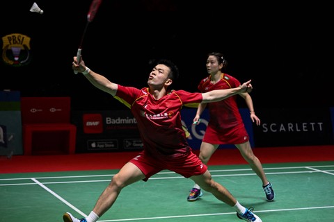 Ganda campuran China, Zheng Siwei/Huang Yaqiong, di Indonesia Open 2023. Foto: BAY ISMOYO / AFP