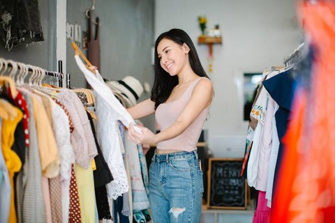 Ilustrasi Baju yang Cocok untuk Celana Cream. Foto: Shutter Stock
