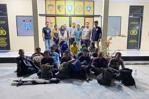 17 PMI diduga ilegal yang hendak kembali ke daerah masing-masing diamankan di sebuah rumah penampungan di kawasan Labuhan Ruku, Tawali, Kabupaten Batu Bara, Sumut.  Foto: Polres Batu Bara