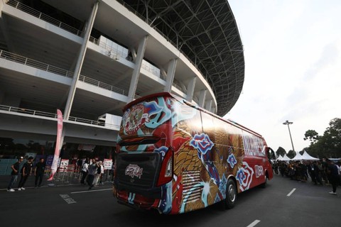Bus Timnas Indonesia di Stadion Utama Gelora Bung Karno, Minggu (18/6/2023).  Foto: Aditia Noviansyah/kumparan