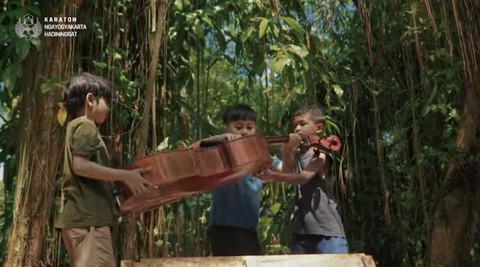 Tiga sahabat menemukan kotak kayu saat mereka bermain di sungai jad salah satu adegan di video klip "Padhang Bulan" yang tayang Youtube Kraton Jogja. Foto: Tangkapan layar
