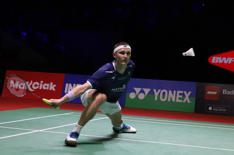  Tunggal putra Denmark Viktor Axelsen saat melawan tunggal putra Indonesia Anthony Sinisuka Ginting pada babak final Indonesia Open 2023 di Istora Senayan, Jakarta, Minggu (18/6/2023). Foto: Jamal Ramadhan/kumparan