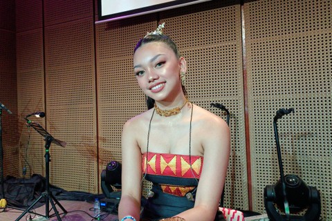 Penyanyi Naura Ayu di Kawasan Thamrin, Jakarta Pusat. Foto: Aprilandika Pratama/kumparan