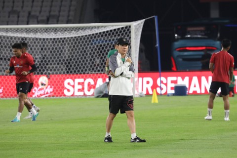 Pelatih Timnas Indonesia Shin Tae-yong memberikan saat arahan saat latihan jelang laga FIFA Matchday melawan Timnas Argentina di  Stadion Utama Gelora Bung Karno, Minggu (18/6/2023).  Foto: Aditia Noviansyah/kumparan