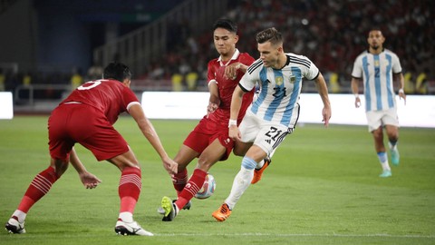 Pemain Timnas Argentina Giovani Lo Celso berebut bola dengan pemain Timnas Indonesia Rizky Ridho pada pertandingan FIFA Matchday di Stadion Utama Gelora Bung Karno, Jakarta, pada Senin (19/6/2023). Foto: Aditia Noviansyah/kumparan