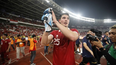 Pemain Timnas Indonesia Elkan Baggott menunjukkan jersi pemain Timnas Argentina Cristian Romero usai pertandingan FIFA Matchday di Stadion Utama Gelora Bung Karno, Jakarta, pada Senin (19/6/2023). Foto: Aditia Noviansyah/kumparan