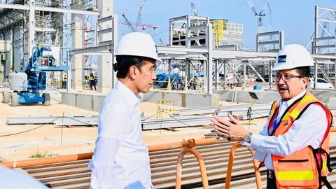 Presiden Jokowi mengunjungi pembangunan smelter PT Freeport Indonesia di Gresik. Foto: Laily Rachev/Biro Pers Sekretariat Presiden