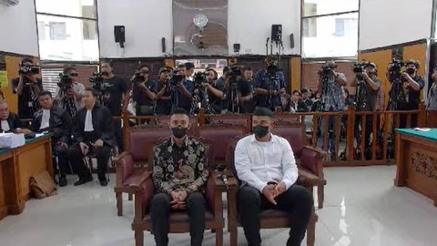 Mario Dandy dan Shane Lukas menjalani sidang dengan agenda mendengarkan saksi di PN Jaksel, Selasa (20/6/2023). Foto: Youtube/PN Jakarta Selatan