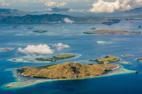 Pemandangan udara, Pulau Komodo. Foto: Ivoha/Shutterstock