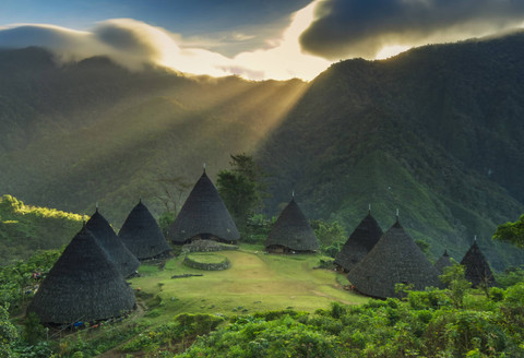 Suasana perkampungan di Wae Rebo. Foto: Julius Budianto/Shutterstock