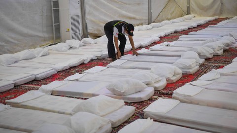 Seorang petugas mengecek kasur di tenda yang akan digunakan jamaah saat wukuf di Arafah, Arab Saudi, Selasa (20/6/2023). Foto:  ANTARA FOTO/Wahyu Putro A