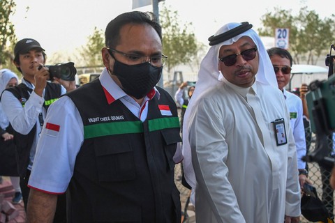 Menteri Agama Yaqut Cholil Qoumas (kiri) berbincang dengan Ketua Dewan Redaksi Perusahaan Masyariq Dzahabiyah M Amin Indragiri saat meninjau tenda jamaah jelang wukuf di Arafah, Arab Saudi, Selasa (20/6/2023). Foto:  ANTARA FOTO/Wahyu Putro A
