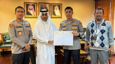 Kapolsek Setiabudi Kompol Arif Purnama Oktora (kanan pertama) menerima kehormatan sebagai tamu undangan kerajaan Saudi Foto: Dok. Istimewa
