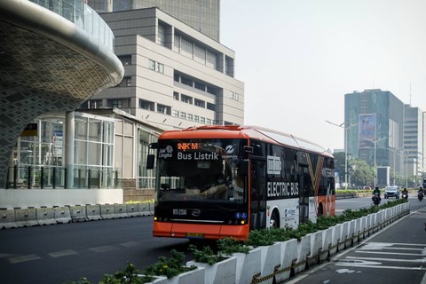 Transjakarta berhenti di Halte Bundaran HI Jakarta, Kamis (22/6/2023). Foto: Jamal Ramadhan/kumparan