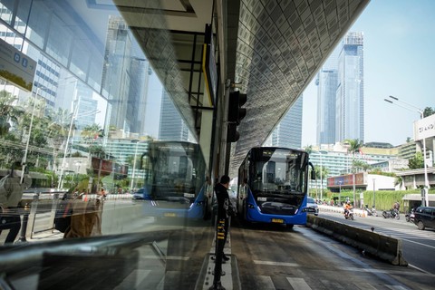 Transjakarta berhenti di Halte Bundaran HI Jakarta, Kamis (22/6/2023). Foto: Jamal Ramadhan/kumparan