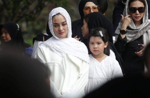 Ririn Ekawati beserta keluarga saat mengantar jenazah ayahanda nya di TPU  Petukangan Selatan, Jakarta, Kamis, (22/6/2023). Foto: Agus Apriyanto