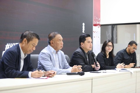 Kiri-ke-kanan: Yunus Nusi (Sekjen PSSI), Zainudin Amali (Waketum PSSI), Erick Thohir (Ketum PSSI), Ratu Tisha (Waketum PSSI), Arya Sinulingga (Anggota Exco PSSI) saat konferensi pers di GBK pada Kamis (22/6/2023). Foto: PSSI