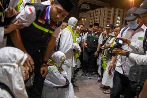 Menteri Agama Yaqut Cholil Qoumas menemui jemaah calon haji di Hotel Sektor 11 Kawasan Misfalah, Makkah, Arab Saudi, Rabu (21/6/2023). Foto: Wahyu Putro A/Antara Foto