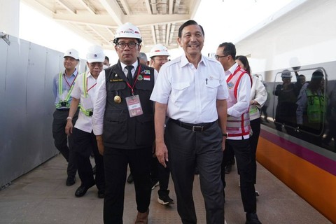 Menko Marves Luhut Binsar Pandjaitan bersama Menhub Budi Karya Sumadi meninjau uji coba Kereta Cepat Jakarta Bandung, Kamis (22/6/2023). Foto: KCIC