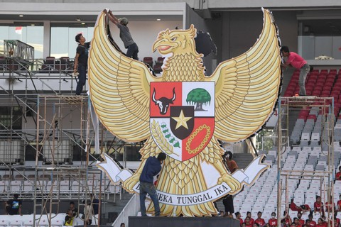 Pekerja menyelesaikan pembuatan ornamen Garuda Pancasila saat gladi kotor peringatan Bulan Bung Karno (BBK) 2023 di Stadion Utama Gelora Bung Karno (SUGBK), Senayan, Jakarta, Kamis (22/6/2023).  Foto: M Risyal Hidayat/ANTARA FOTO