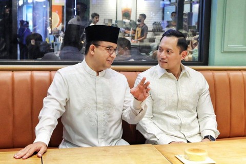 Ketum Partai Demokrat Agus Harimurti Yudhoyono mengantar bacapres Anies Baswedan yang hendak pergi haji di Bandara Soekarno-Hatta, Kamis (22/6). Foto: Dok. Istimewa