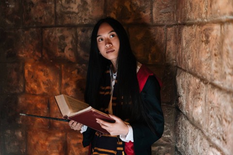 Foto oleh Mikhail Nilov: https://www.pexels.com/id-id/foto/wanita-potret-kostum-book-8396700/