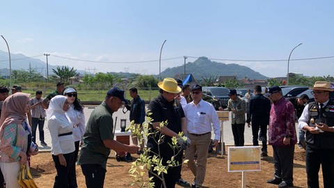 Menteri Perekonomian, Airlangga Hartarto (tengah) dalam penanaman seribu pohon di proyek strategis nasional jalan tol Cisumdawu, Sumedang, Jawa Barat pada Jumat (23/6). Foto: Luthfi Humam/kumparan
