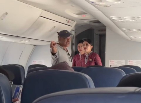 Tangkapan layar video viral, penumpang pesawat Lion Air meminta turun karena kepanasan.  Foto: Dok. Istimewa