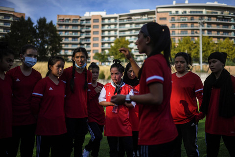 Para pemain tim sepak bola wanita nasional Afghanistan menghadiri sesi latihan di Odivelas, pinggiran Lisbon pada 30 September 2021. Foto: Patricia De Melo Moreira/AFP