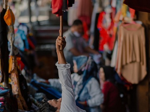 Ilustrasi orang atau lembaga yang melakukan kegiatan ekonomi. Sumber: unsplash.com/ShotEd.