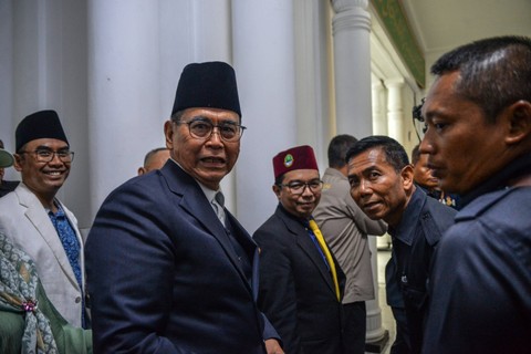 Pimpinan Pondok Pesantren Al Zaytun Panji Gumilang berjalan setibanya untuk menjalani pemeriksaan di Gedung Sate, Bandung, Jawa Barat, Jumat (23/6/2023). Foto: Raisan Al Farisi/Antara Foto