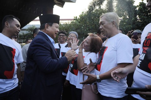 Ketum Gerindra Prabowo Subianto tiba di Solo disambut relawan Jokowi Gibran yang mendukungnya. Foto: Gerindra