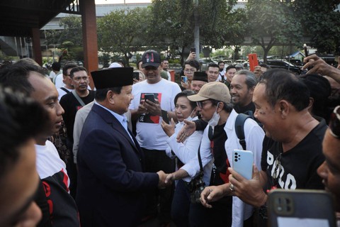 Ketum Gerindra Prabowo Subianto tiba di Solo disambut relawan Jokowi Gibran yang mendukungnya. Foto: Gerindra