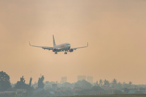 Pesawat komersial bersiap mendarat di tengah kabut asap akibat kebaran lahan di Bandara Syamsudin Noor, Banjarbaru, Kalimantan Selatan, Jumat (23/6/2023). Foto: Bayu Pratama S/Antara Foto